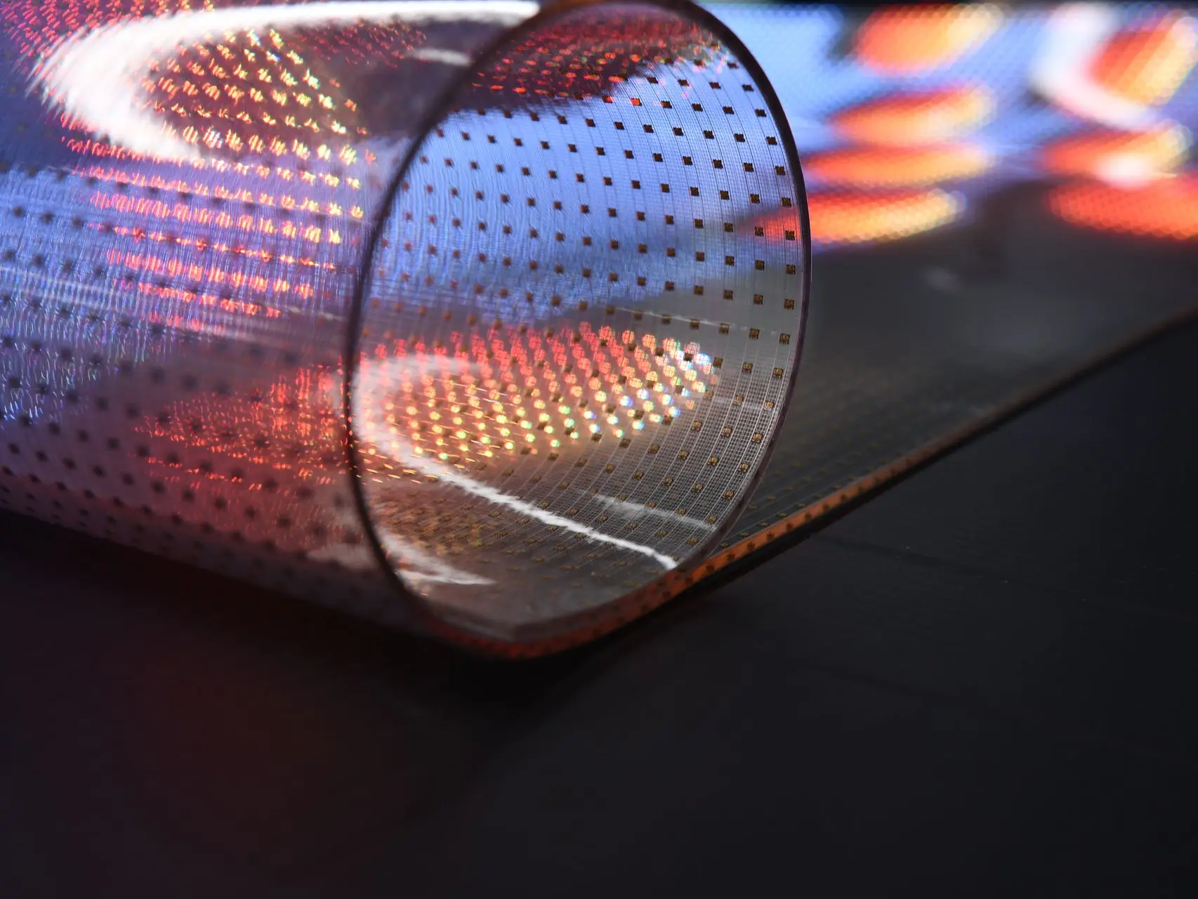透明LED薄膜顯示器 Thin-film LED Display，具高透明度與彎曲彈性，適用玻璃櫃窗、展覽空間等應用