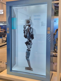 86 吋透明LCD展示櫃於科技展展示機器人